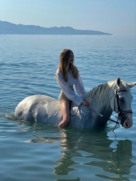 Girl of hors 2