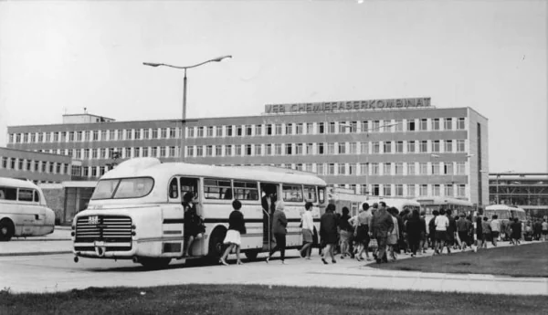 Bundesarchiv Bild 183-,Chemiefaserwerk Guben, Schichtwechsel