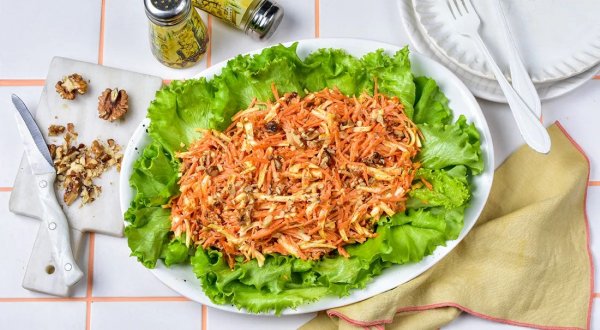 Салат с морковью, плавленым сыром и чесноком