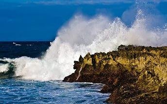 Волны на скалистом берегу - Waves On A Rocky Shore -