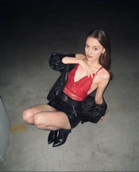 Ягодка в красных трусиках