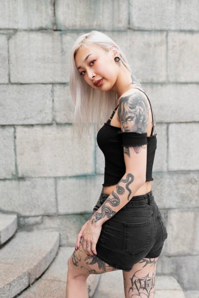 Medium-shot-woman-tattoos